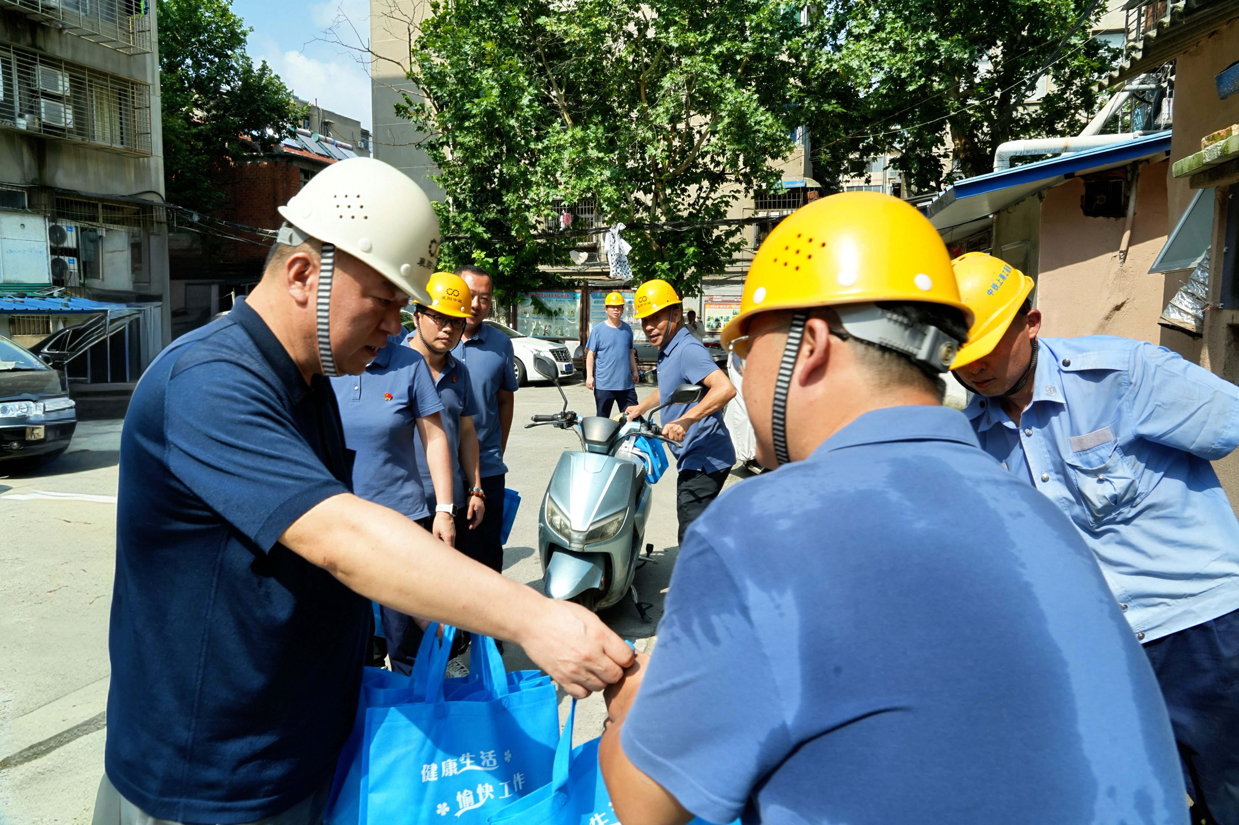 高溫下你在堅守  酷暑里我送清涼  ——襄陽中環(huán)水務(wù)有限公司工會開展“送清涼” 慰問一線職工活動